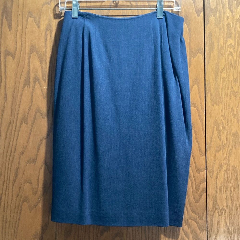 Linda Allard Ellen Tracy Navy blue pencil skirt. Size 6.